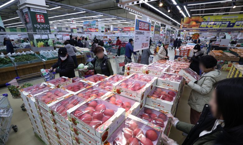 비싸서 선뜻 손 안 가는 사과 2일 서울 시내 한 대형마트에서 시민들이 진열된 사과를 살펴보고 있다. 국가데이터처에 따르면 지난달 귤(26.5%), 사과(21.0%), 쌀(18.6%) 등의 가격이 급등하며 농축수산물 물가가 5.6% 뛰었다. 남정탁 기자