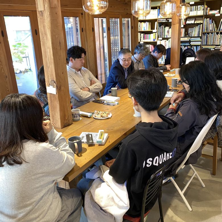 경제학자 우석훈이 지난달 서울 서대문 한옥카페에서 독자들을 만나 대화하고 있다. 오픈하우스 제공