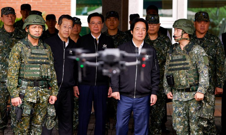 대만 총통 “평화는 협의 아닌 실력” 라이칭더 대만 총통(앞줄 오른쪽 두번째)이 2일(현지시간) 이란현 예비군여단 보병 3대대 소집 훈련 시찰 현장에서 대만이 개발한 ‘허머 2 드론’ 시연을 참관하고 있다. 대만을 둘러싸고 중국·일본, 미국·중국의 입장차로 긴장이 높아지는 가운데, 라이 총통은 “평화는 협의가 아닌 실력에 기대야 한다”고 강조했다. 이란=로이터연합뉴스