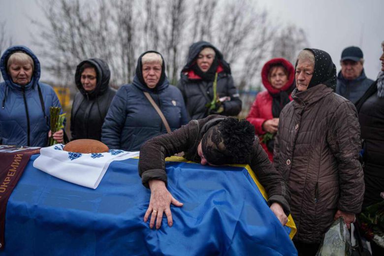 주검으로 돌아온 우크라 군인… 마르지 않는 눈물 우크라이나 보야르카에서 3일(현지시간) 열린 장례식에서 러시아군과 교전 중 전사한 군인의 어머니가 아들의 관을 끌어안고 오열하고 있다. 최근 미국과 러시아 간 이루어진 종전협상이 성과 없이 끝난 가운데 러시아는 우크라이나에 대한 공습을 더욱 강화하고 있다. 지난 1일에는 동부 요충지 포크로우스크를 장악했다고 주장하기도 했다. 보야르카=AP연합뉴스