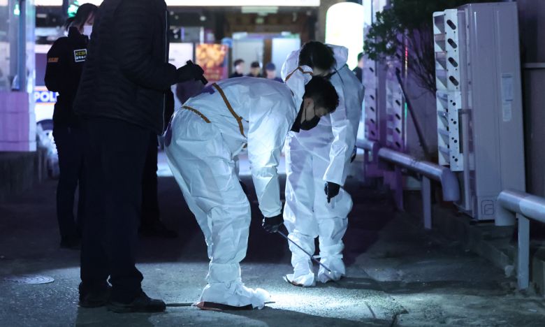 지난 3일 경남 창원시 마산회원구 합성동 한 모텔 앞에서 경찰이 현장을 살피고 있다. 연합뉴스