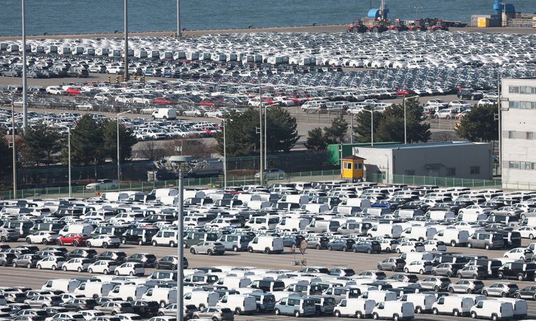 수출용 차량 미국 정부가 한국의 대미(對美) 수출 자동차 관세를 지난달 1일부터 15%로 소급 인하하는 내용을 온라인 관보에 게재한 4일 경기 평택시 포승읍 평택항에 수출용 차량이 세워져 있다.평택=뉴스1