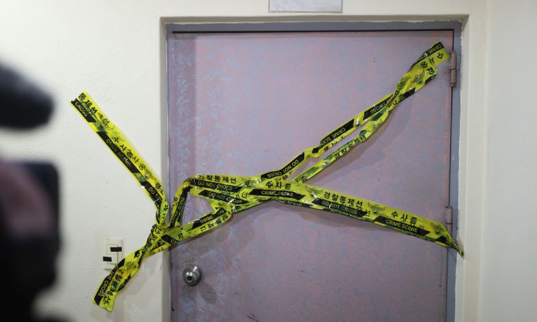 지난 3일 경남 창원시 마산회원구 합성동 한 모텔 계단에 경찰 통제선이 설치돼 있다. 연합뉴스