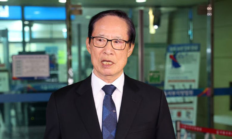 직권남용권리행사방해 혐의를 받는 송영무 전 국방부 장관이 지난 11월 27일 서울 마포구 서울서부지방법원에서 열린 항소심 선고기일에서 무죄를 선고받고 나와 발언하고 있다. 뉴시스