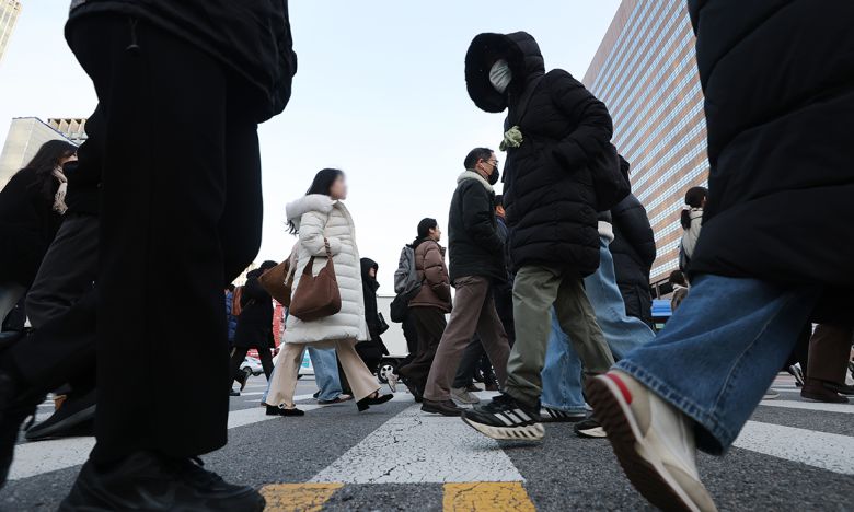 서울 아침 기온이 영하 7도까지 내려가며 강추위가 찾아온 지난 3일 서울 종로구 광화문네거리에서 패딩 등 외투를 입은 시민들이 출근길을 재촉하고 있다. 연합뉴스
