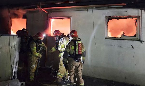 5일 소방당국이 출동해 화재를 진화하고 있다. 경북소방본부 제공