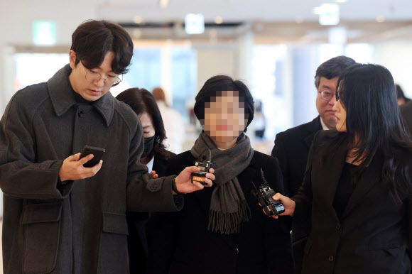 국민의힘 김기현 의원의 부인 이모씨가 5일 김건희 특별검사팀(특검 민중기) 사무실에 피의자 신분으로 출석하고 있다. 뉴스1