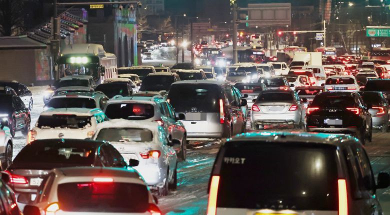 지난 4일 오후 11시쯤 서울 종로구 경복궁역 인근에서 시내로 향하는 차량이 눈길에 정체를 빚고 있다. 연합뉴스