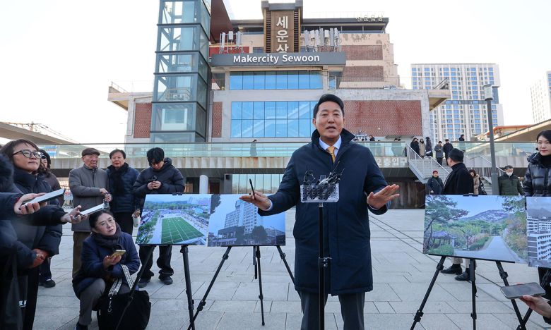 답변하는 吳 오세훈 서울시장(가운데)이 4일 서울 종로구 세운상가를 방문해 세운지구 재개발 관련 상인·주민 간담회를 마친 뒤 취재진 질문에 답하고 있다. 뉴시스