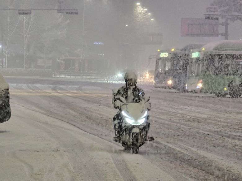 지난 4일 오후 서울 중구 서울역 앞 폭설이 내린 도로에서 배달 오토바이가 거북이 운행을 하고 있다. 뉴스1