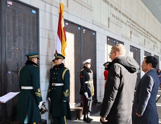 2024년 11월 29일 방한 중이던 에드가르스 린케비치 라트비아 대통령이 서울 용산 전쟁기념관을 찾아 미군 6·25 전쟁 전사자 명비에 헌화한 뒤 참전용사들 넋을 기리고 있다. 전쟁기념사업회 제공