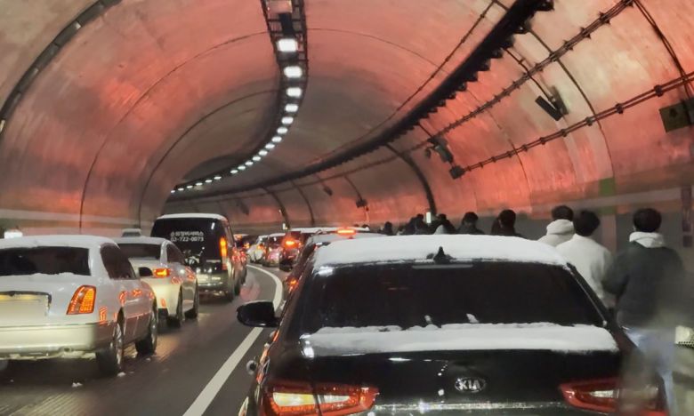 서울·인천·경기·강원 등 4개 시도에 대설특보가 발효된 4일 서울 종로구 자하문터널에서 시민들이 버스에서 내려 걸어가고 있다. 연합뉴스