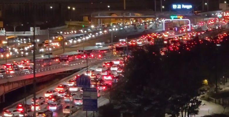 지난 4일 경부고속도로 판교톨게이트 진입로에 폭설로 차량이 몰려 정체를 빚고 있다. 연합뉴스