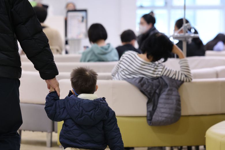 서울 성북구 우리아이들병원 진료실이 진료를 받기 위해 기다리는 어린이들로 붐비고 있다. 뉴시스
