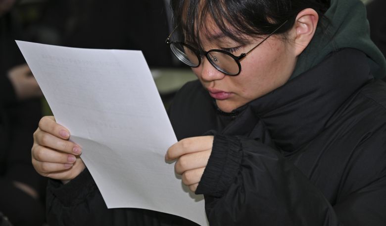 2026학년도 대학수학능력시험(수능) 성적표가 배부된 5일 서울 광진구 광남고등학교에서 고3 수험생들이 성적표를 확인하고 있다. 연합뉴스