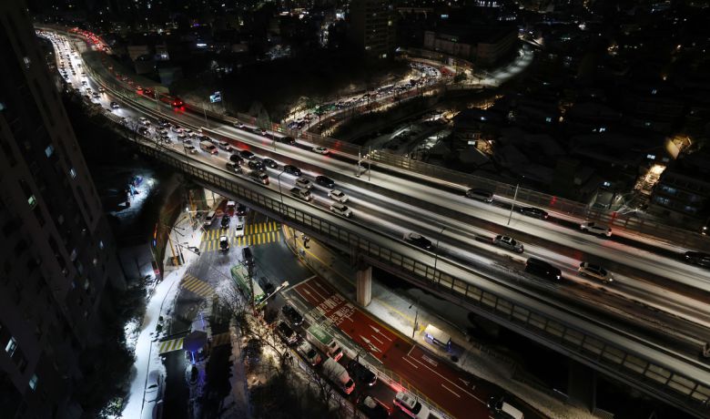 올겨울 많은 양의 첫눈이 내린 지난 4일 서울 서대문구 홍제동 내부순환로에서 차량이 얼어붙은 눈길에 서행하고 있다. 연합뉴스
