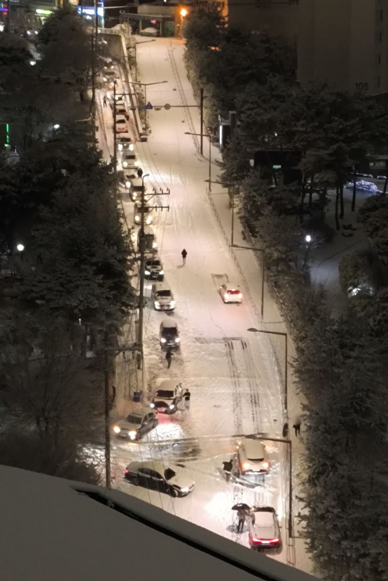 지난 4일 서울 성북구의 한 언덕길에서 폭설로 쌓인 눈에 양방향 차량이 움직이지 못하고 있다. 뉴스1