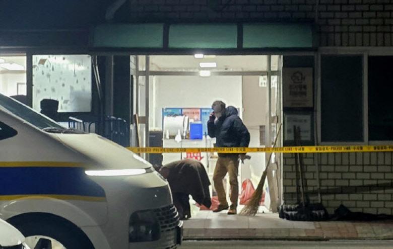 지난 4일 천안의 한 아파트에서 층간소음으로 다투던 이웃 주민을 살해한 사건 현장에 폴리스 라인이 설치돼 있다. 천안=뉴스1