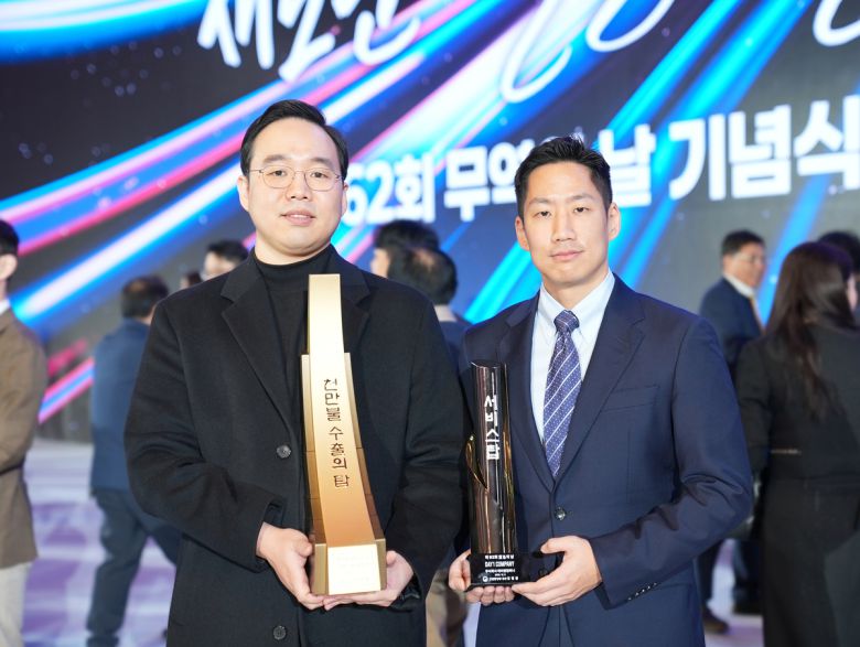 이강민 데이원컴퍼니 대표(사진 오른쪽)와 김동혁 데이원컴퍼니 콜로소·글로벌 부문 총괄 대표가 제 62회 ‘무역의 날’ 기념식에서 ‘1000만불 수출의 탑’과 ‘서비스탑’을 수상했다. 데이원컴퍼니 제공