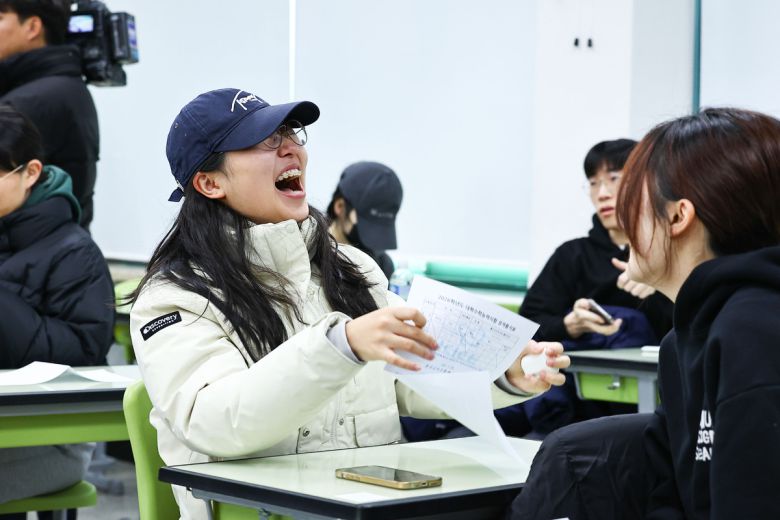 2026학년도 대학수학능력시험(수능) 성적표가 배부된 5일 서울 광진구 광남고등학교에서 수험생들이 성적표를 확인하고 있다. 뉴시스