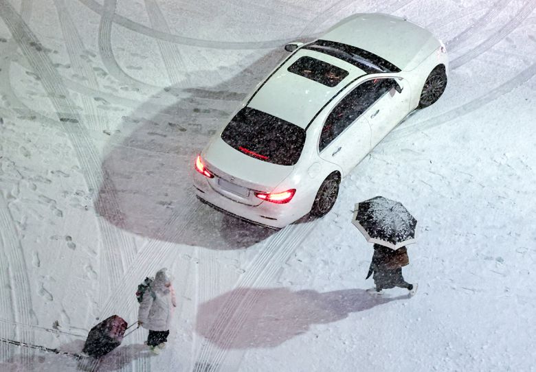 4일 서울 종로구의 한 건물 앞 도로와 인도가 눈에 덮여 경계가 사라져 있다. 연합뉴스