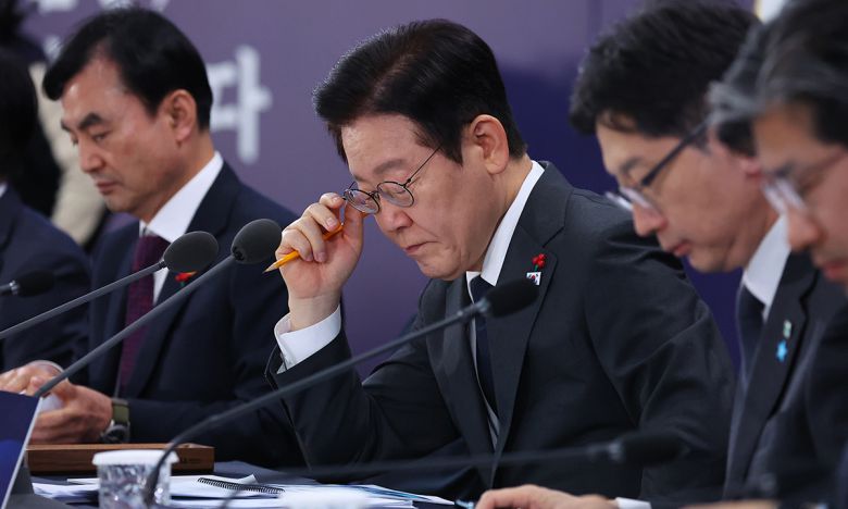 이재명 대통령이 5일 충남 천안시 한국기술교육대학교에서 열린 '충남의 마음을 듣다' 타운홀미팅에서 자료를 살펴보고 있다. 뉴시스