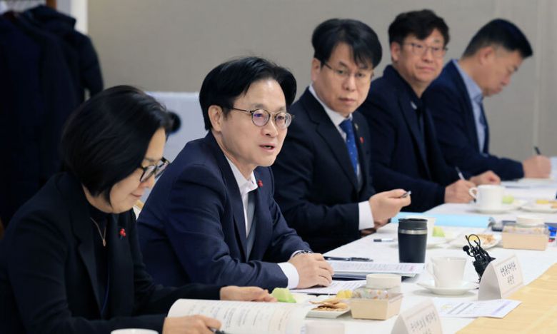 김정관 산업통상부 장관이 5일 오전 서울 종로구 정부서울청사에서 열린 제1차 자원안보협의회의에서 모두발언을 하고 있다. 뉴스1