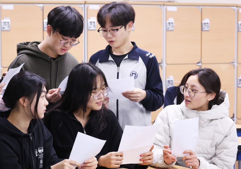 2026학년도 대학수학능력시험 성적표가 배부된 5일 경기도 수원시 효원고등학교에서 학생들이 성적표를 확인하고 있다. 연합뉴스