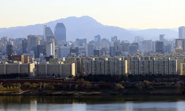 지난 4일 서울 성동구 응봉산에서 강남권 아파트 단지 등이 보이고 있다. 뉴스1