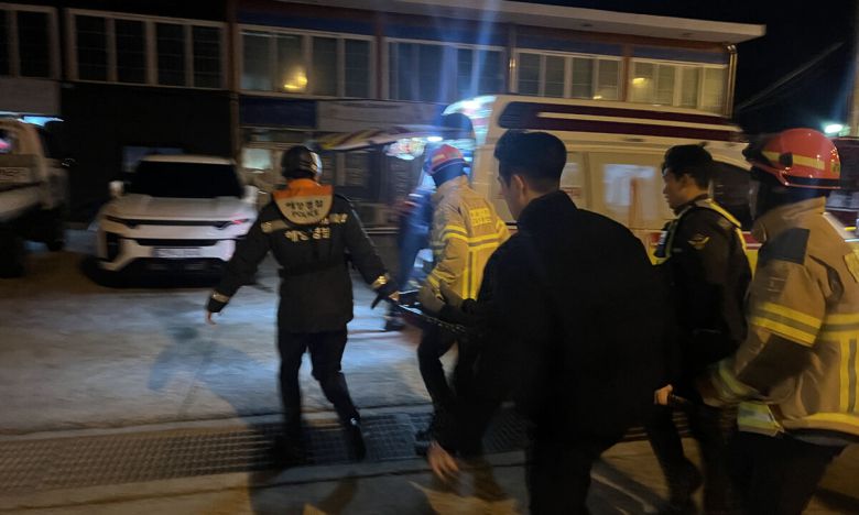 지난 4일 오후 오후 6시 20분께 충남 태안 천리포 북서방 약 2.5km 해상에서 전복된 어선의 선원이 병원으로 이송되고 있다. 태안해경 제공