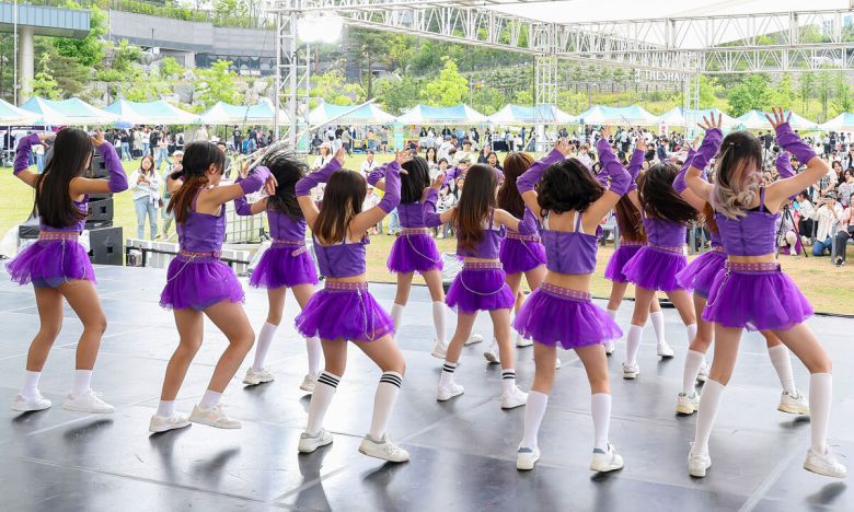 청소년 꿈 이룸 바우처로 춤을 배운 초등생들이 지난 4월 원주에서 열린 '꿈 이룸 한마당' 행사에서 춤을 추고 있다. 원주시 제공