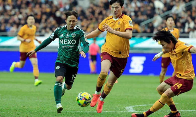 6일 오후 서울 마포구 월드컵로 서울월드컵경기장에서 열린 광주FC와 전북현대의 2025 하나은행 코리아컵 결승전에서 전북 이승우가 광주 수비를 흔들고 있다. 뉴스1