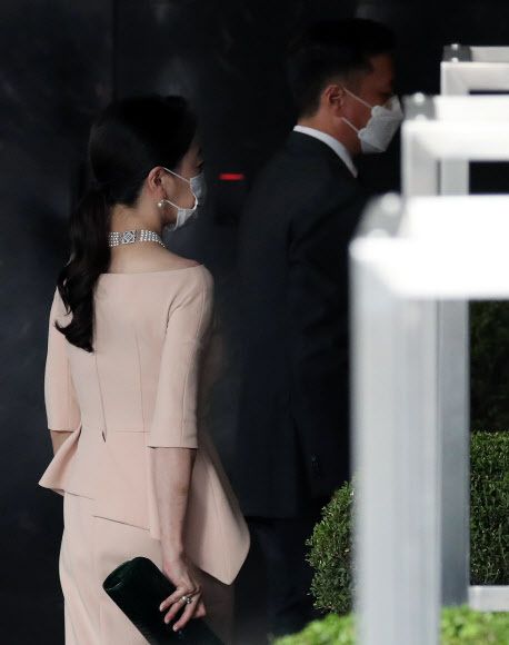 노현정(왼쪽) 전 KBS 아나운서가 남편 정대선(오른쪽) HN Inc 사장과 함께 2020년 7월 4일 서울 종로구 포시즌스 호텔에서 열린 정기선 현대중공업 부사장의 결혼식에 참석하고 있다. 뉴스1