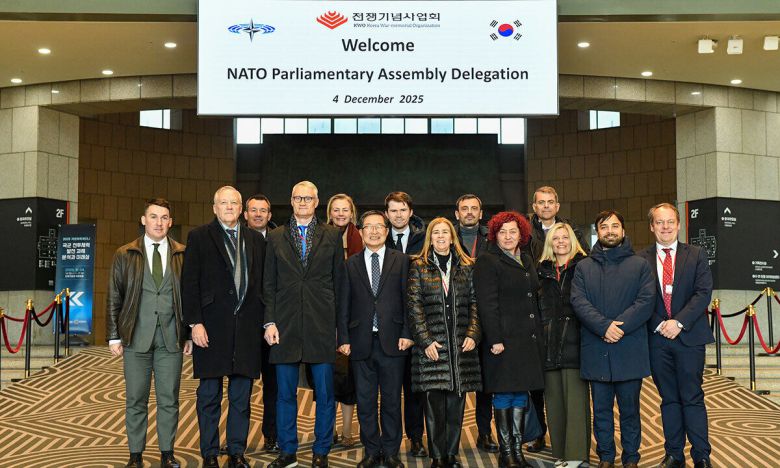 4일 서울 용산 전쟁기념관을 찾은 나토 의원연맹 방한단 소속 의원들이 전쟁기념사업회 백승주 회장(앞줄 왼쪽 네 번째)과 기념 촬영을 하고 있다. 전쟁기념사업회 제공