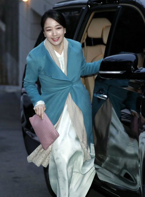 전 KBS 아나운서 노현정이 2020년 10월 26일 고(故) 이건희 삼성전자 회장의 빈소를 찾아 차량에서 하차하고 있다. 뉴시스