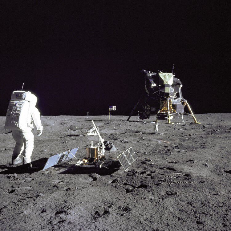 달 표면에서 활동하는 버즈 올드린