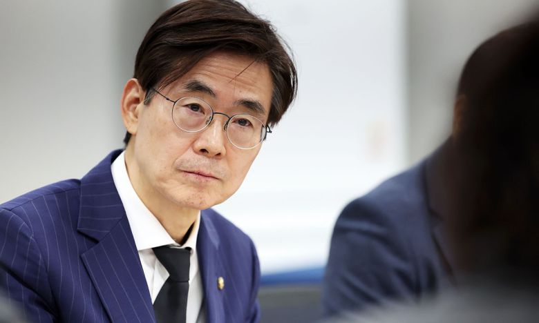 조경태 국민의힘 의원이 12·3비상계엄 1년을 맞은 3일 광주 서구 5·18기념회관을 찾아 5·18 3단체(부상자회·공로자회·유족회) 등과 간담회를 하고 있다. 뉴스1