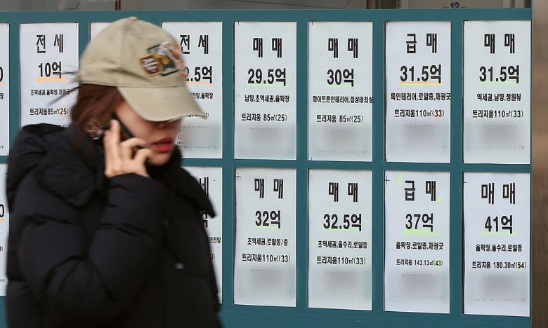 7일 서울 송파구의 한 부동산에 인근 아파트 월세·전세·매매 매물 안내문이 붙어 있다. 뉴스1