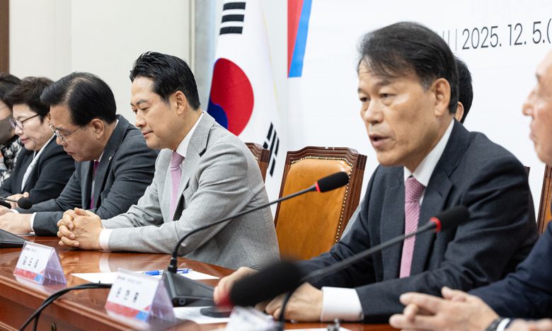 장동혁 국민의힘 대표가 지난 5일 서울 여의도 국회에서 열린 '혼용무도' 이재명정권 6개월 국정평가 회의에서 윤한홍 의원의 발언을 듣고 있다. 뉴스1