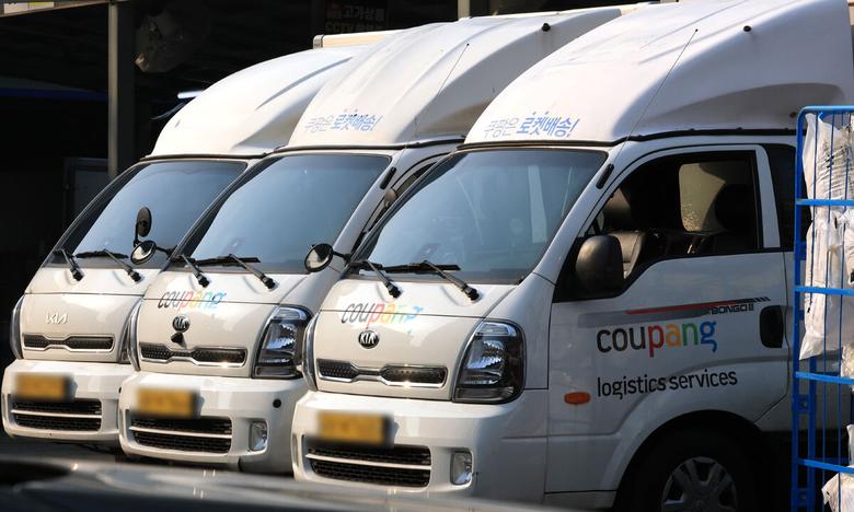 7일 서울의 한 쿠팡 물류센터 앞에 쿠팡 배송트럭이 주차돼 있는 모습. 뉴스1