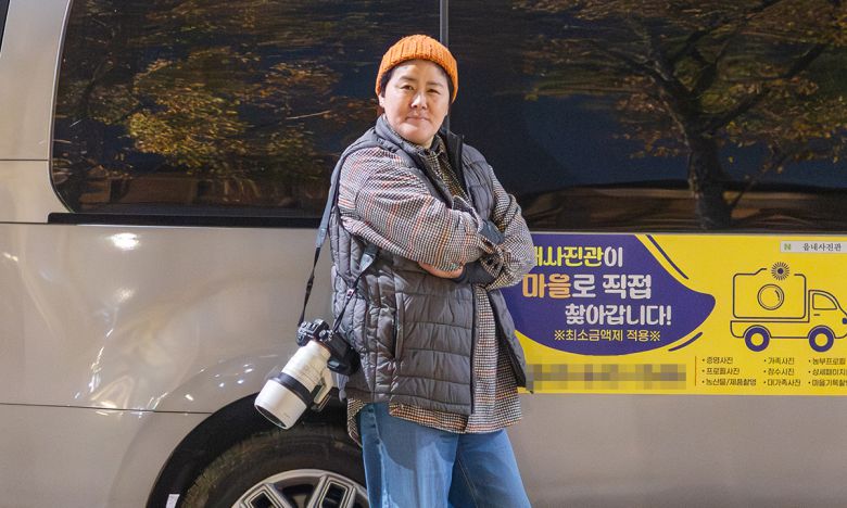 김은선 작가가 이동사진관 ‘포토밴’ 앞에서 포즈를 취하고 있다. 김은선 작가 제공