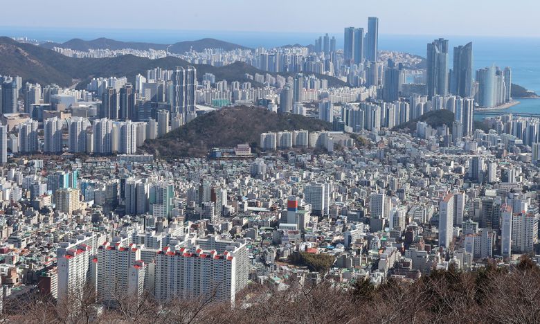 부산 수영구와 해운대구 일대 아파트와 고층빌딩 모습. 연합뉴스
