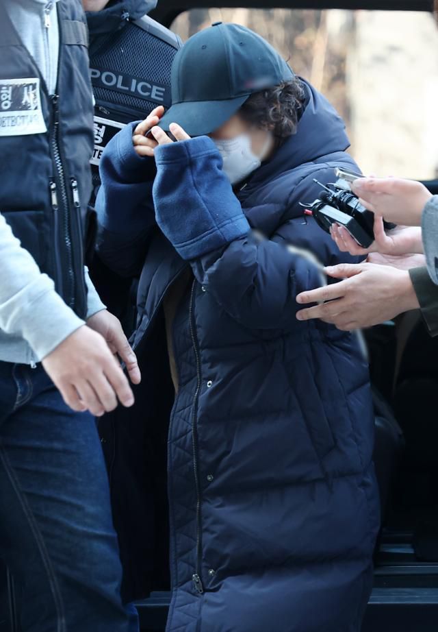 남편을 살해한 혐의를 받는 60대 여성 유모씨가 8일 서울남부지법에서 구속 전 피의자 심문(영장실질심사)을 받기 위해 법정으로 향하고 있다. 연합뉴스