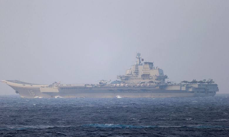 일본 자위대에서 공개한 사진 속 일본 오키나와 인근 해상을 항해하는 중국 항공모함 모습. 로이터연합