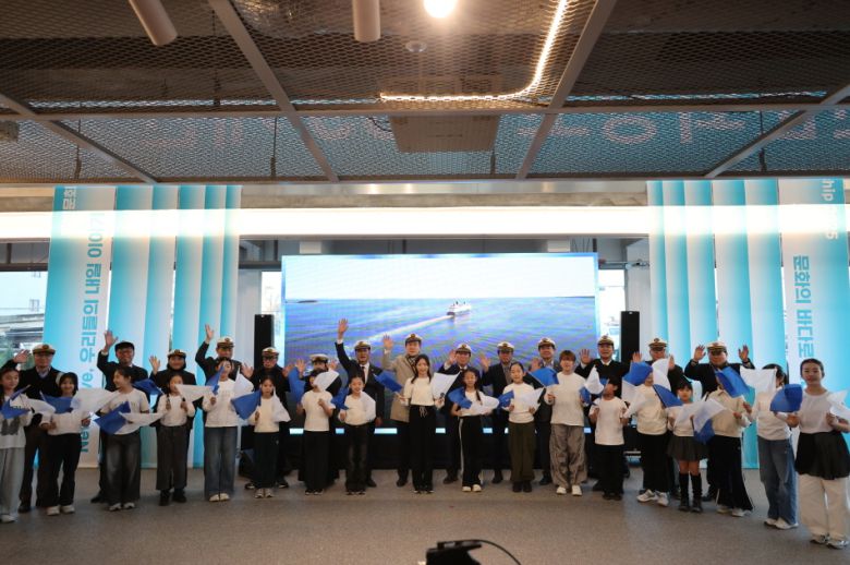 포항문화재단은 8일 동빈문화창고1969(구 수협냉동창고)에서 개관식을 갖고, 동빈내항을 상징해 온 산업 유산이 시민의 문화 공간으로 재탄생했음을 공식적으로 알린 가운데 기념촬영을 하고 있다.