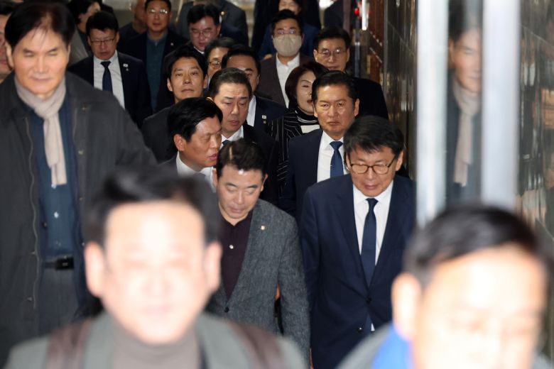 정청래 대표와 김병기 원내대표를 비롯한 더불어민주당 의원들이 8일 서울 여의도 국회에서 열린 비공개 의원총회를 마친 뒤 회의장을 나서고 있다. 민주당은 이날 내란전담재판부 설치법 등 사법개혁안의 본회의 상정 일정을 논의했으나 위헌 소지에 대한 지적이 제기되자 추가 논의가 필요하다는 데 의견을 모아 결론을 미루기로 했다. 연합뉴스