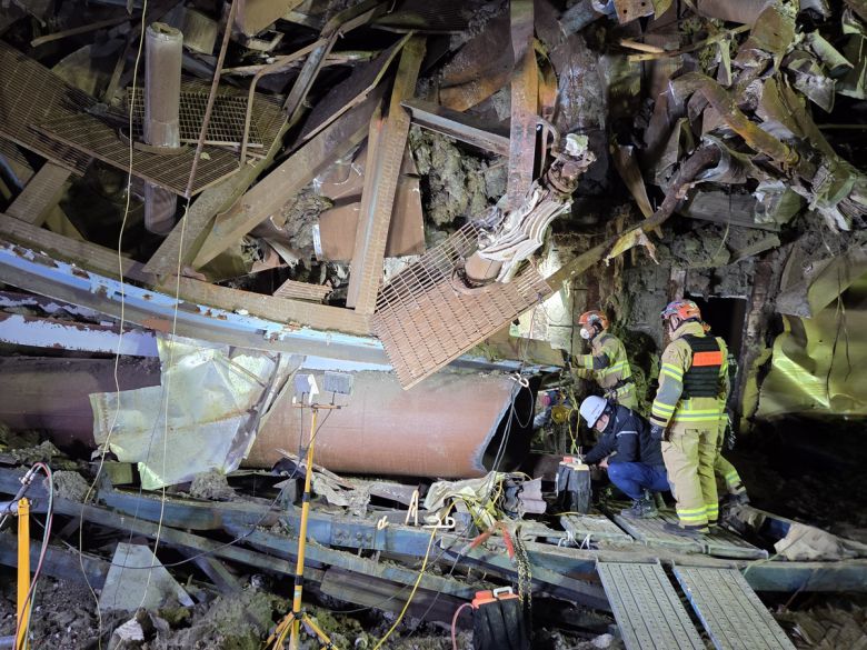 지난 11월 12일 울산화력발전소 보일러 타워 붕괴 사고 현장에서 소방관들이 구조 작업을 벌이고 있다. 울산소방본부 제공