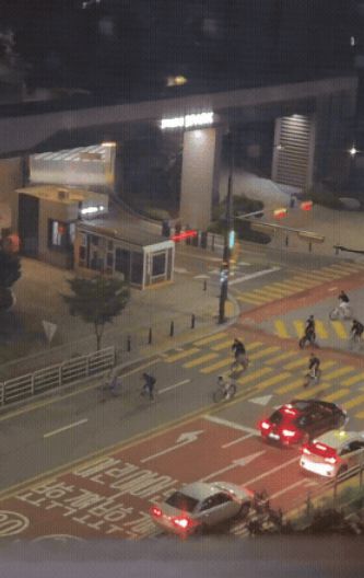 입주자대표회의가 공개한 외부인의 단지 내 자전거 과속 주행 영상. 고덕 아르테온 입주자대표회의