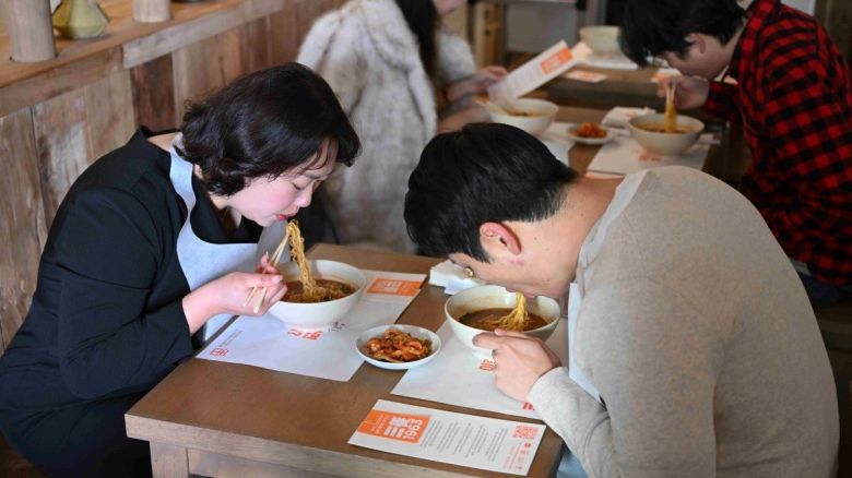 ‘삼양 1963’ 팝업스토어에서 방문객들이 라면을 맛보고 있는 모습. 삼양식품 제공