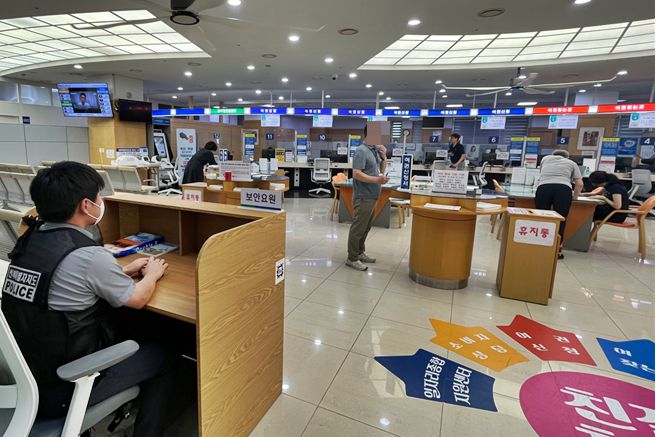 전북도 민원실 공무원 보호를 위해 배치된 보안요원이 만일의 사태에 대비해 대기하고 있다. 전북도 제공